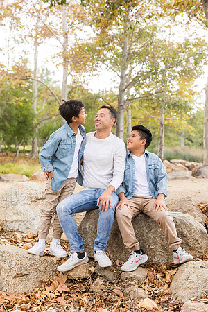 outdoor family photo in irvine by orange county wedding photographer tram bill (82)