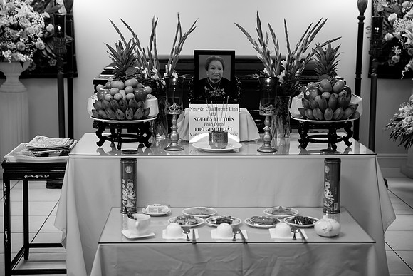 Hien's Mom Funeral-B&W (13)
