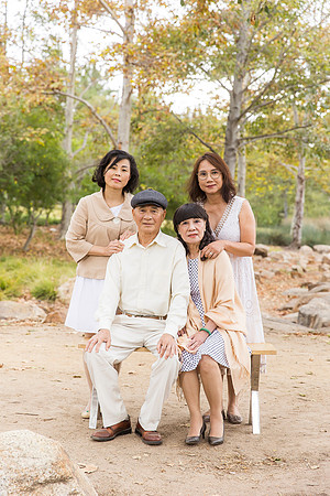 outdoor family photo in irvine by orange county wedding photographer tram bill (197)