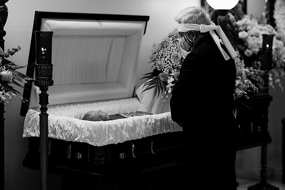 Hien's Mom Funeral-B&W (69)