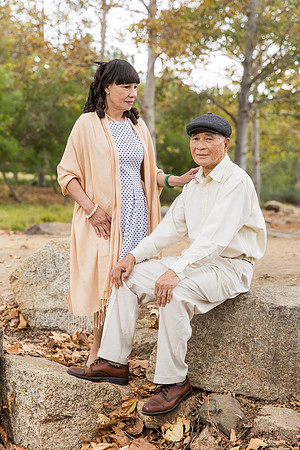 outdoor family photo in irvine by orange county wedding photographer tram bill (160)