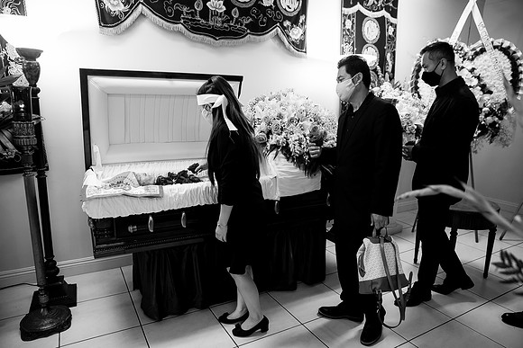 Hien's Mom Funeral-B&W (425)