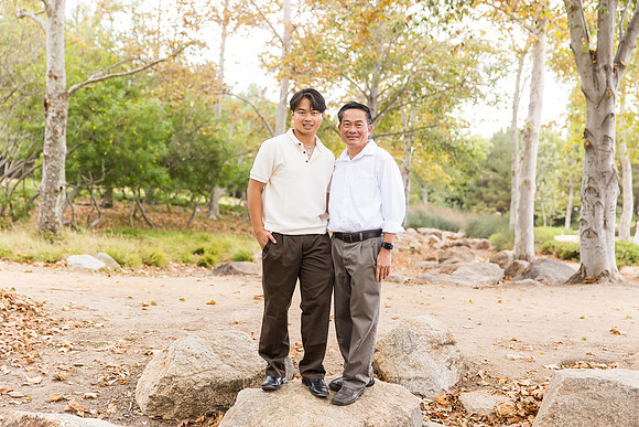 outdoor family photo in irvine by orange county wedding photographer tram bill (5)