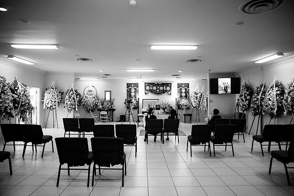 Hien's Mom Funeral-B&W (132)