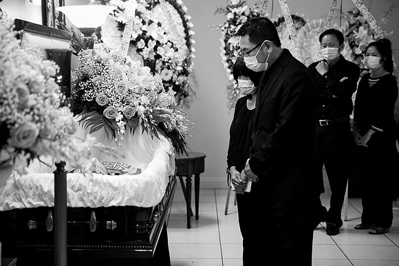 Hien's Mom Funeral-B&W (316)