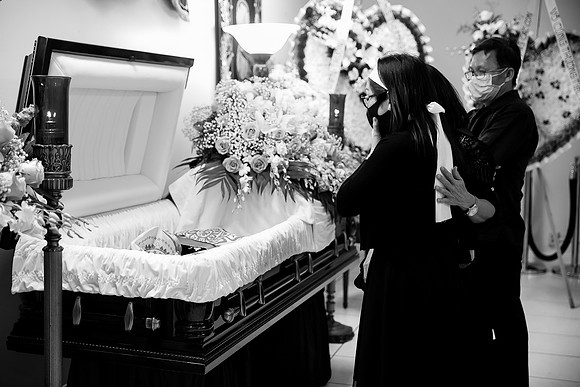 Hien's Mom Funeral-B&W (282)