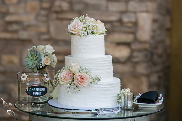 Wedding cake at Lake Oak Meadows, Temecula Winery by Photographer of Photoquest Studio