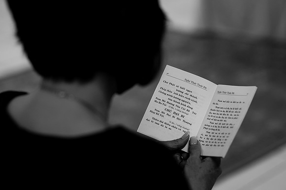Hien's Mom Funeral-B&W (30)