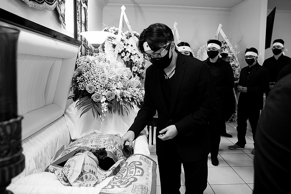 Hien's Mom Funeral-B&W (413)