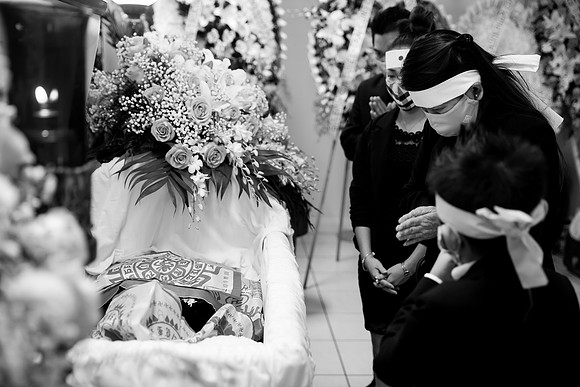 Hien's Mom Funeral-B&W (99)