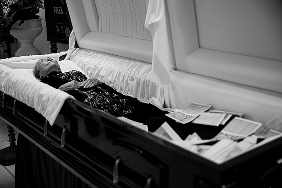 Hien's Mom Funeral-B&W (25)