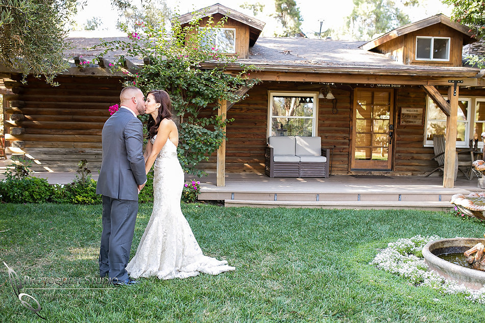 first-look-wedding-photo-at-lake-oak-meadows-by-wedding-photographer-in-temecula,-Photoquest-studio-(20)