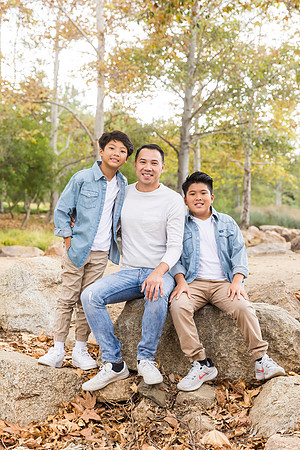 outdoor family photo in irvine by orange county wedding photographer tram bill (80)