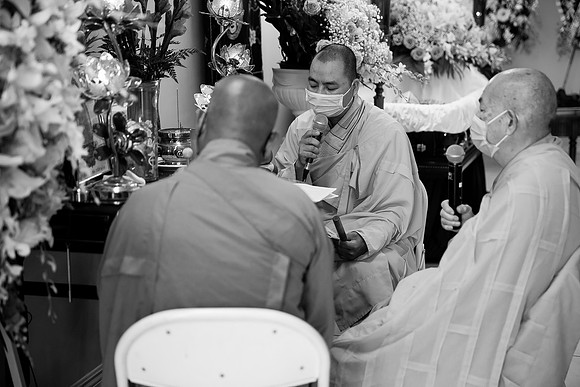 Hien's Mom Funeral-B&W (338)