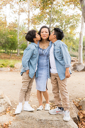 outdoor family photo in irvine by orange county wedding photographer tram bill (86)