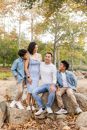outdoor family photo in irvine by orange county wedding photographer tram bill (75)