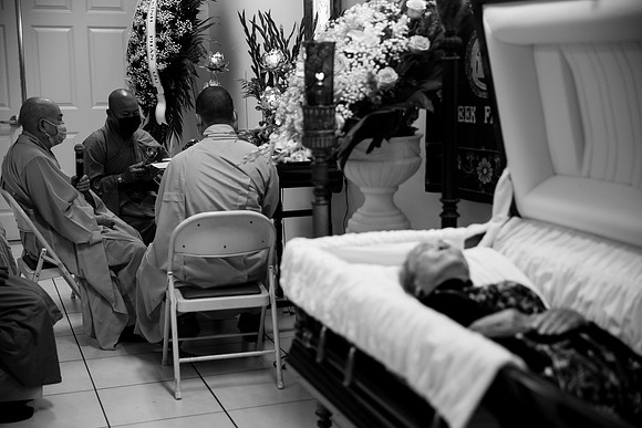 Hien's Mom Funeral-B&W (28)