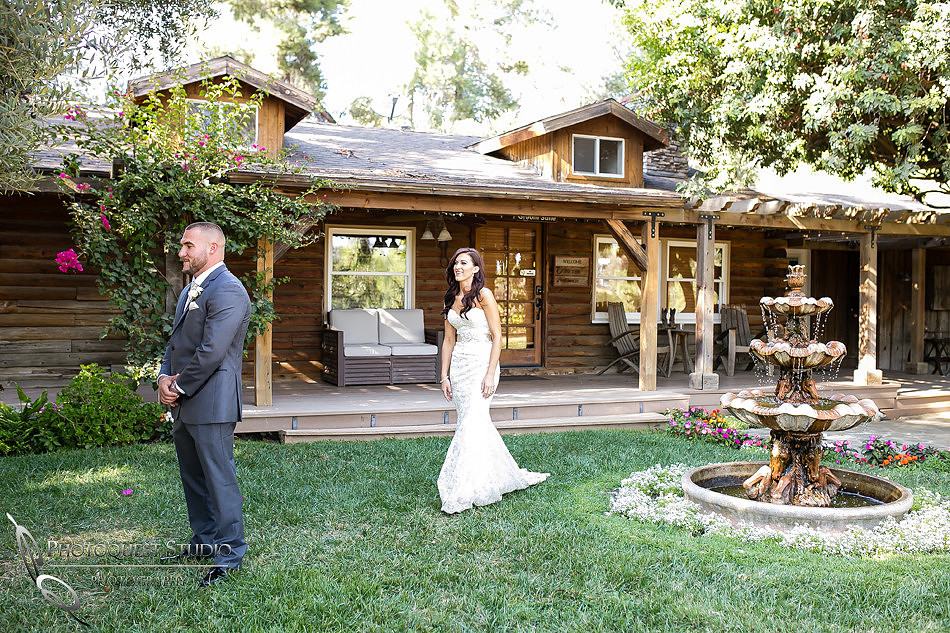 first-look-wedding-photo-at-lake-oak-meadows-by-wedding-photographer-in-temecula,-Photoquest-studio-(5)