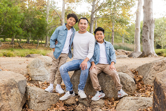 outdoor family photo in irvine by orange county wedding photographer tram bill (78)