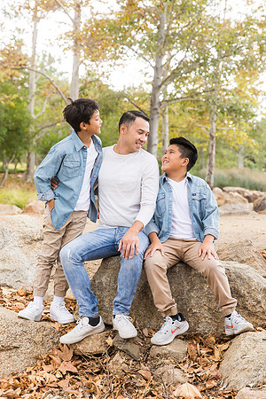 outdoor family photo in irvine by orange county wedding photographer tram bill (81)