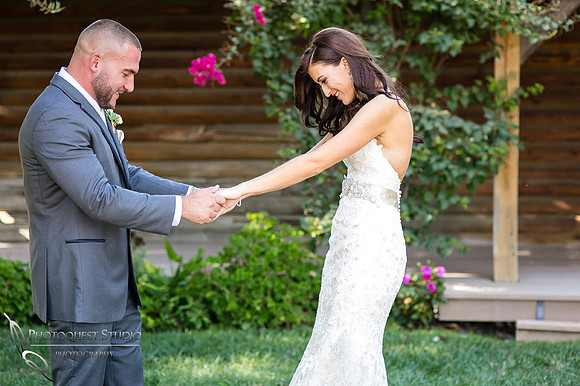 first-look-wedding-photo-at-lake-oak-meadows-by-wedding-photographer-in-temecula,-Photoquest-studio-(19)