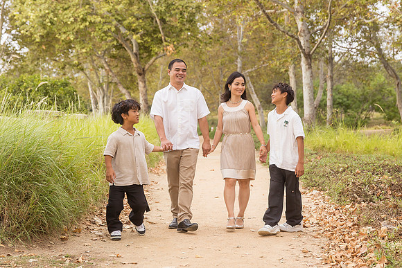 outdoor family photo in irvine by orange county wedding photographer tram bill (235)
