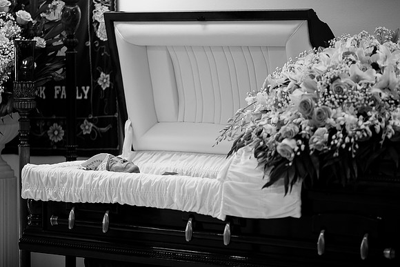 Hien's Mom Funeral-B&W (383)