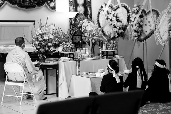 Hien's Mom Funeral-B&W (210)