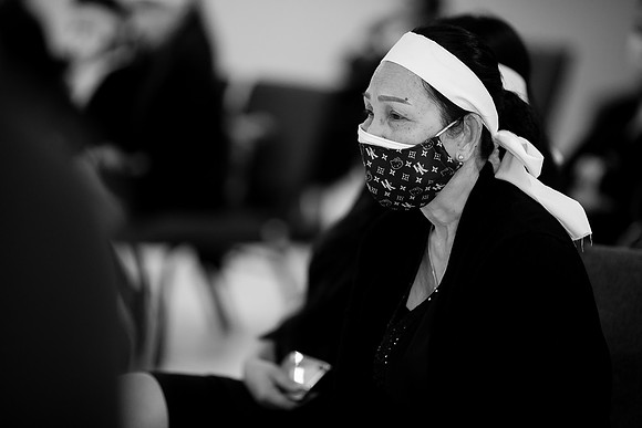Hien's Mom Funeral-B&W (398)