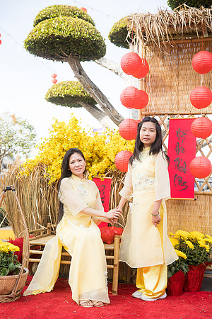 mother and daughter lunar new year viet tet photo orange county los angeles wedding photographer-12