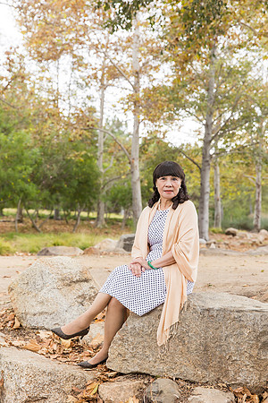 outdoor family photo in irvine by orange county wedding photographer tram bill (169)