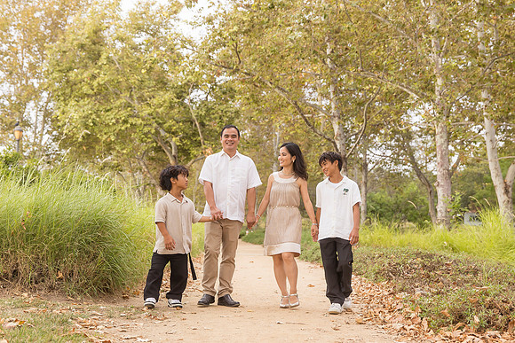 outdoor family photo in irvine by orange county wedding photographer tram bill (236)