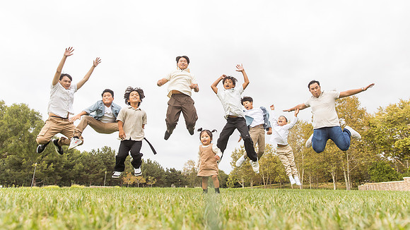 outdoor family photo in irvine by orange county wedding photographer tram bill (240)