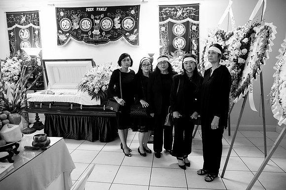 Hien's Mom Funeral-B&W (137)