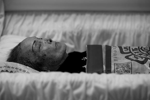Hien's Mom Funeral-B&W (70)