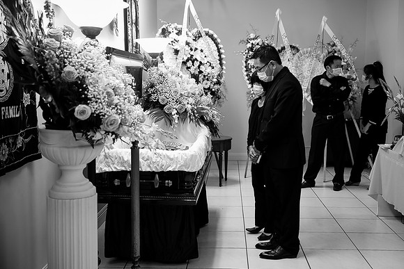 Hien's Mom Funeral-B&W (315)