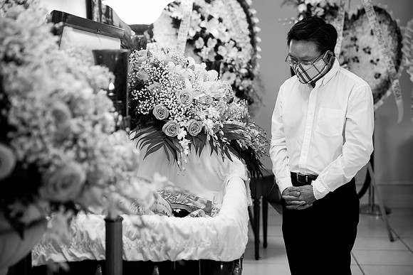 Hien's Mom Funeral-B&W (229)