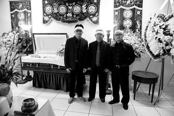 Hien's Mom Funeral-B&W (138)